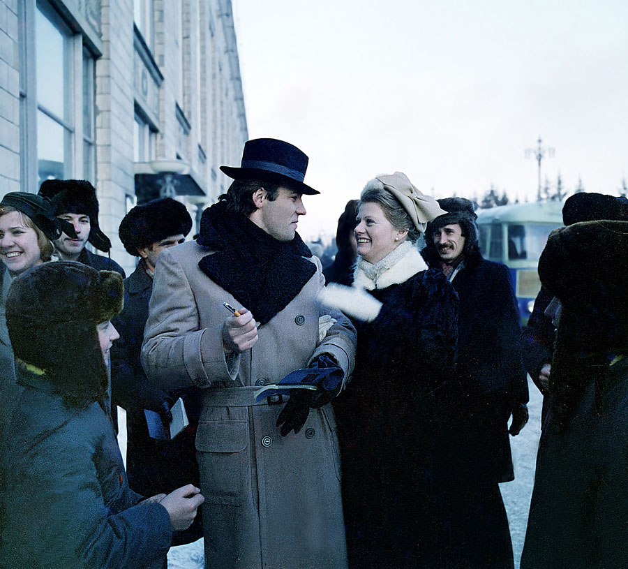 900x815, 198 Kb / москва слезам не верит, муравьёва, фатюшин, улыбка, радость, автограф