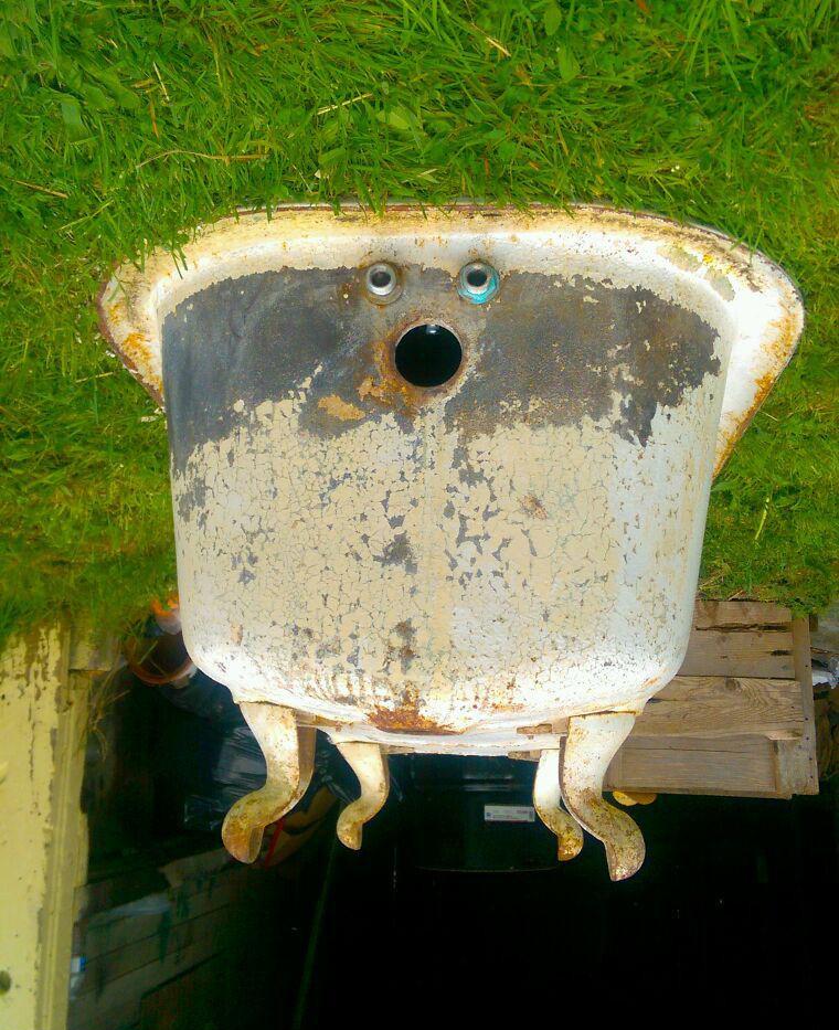 760x933, 140 Kb / Ванна, перевёрнута, трава, ножки, лицо