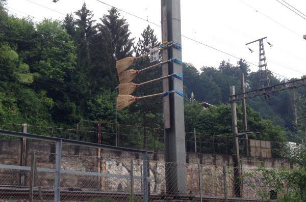 600x397, 50 Kb / Мётлы, жд, столб