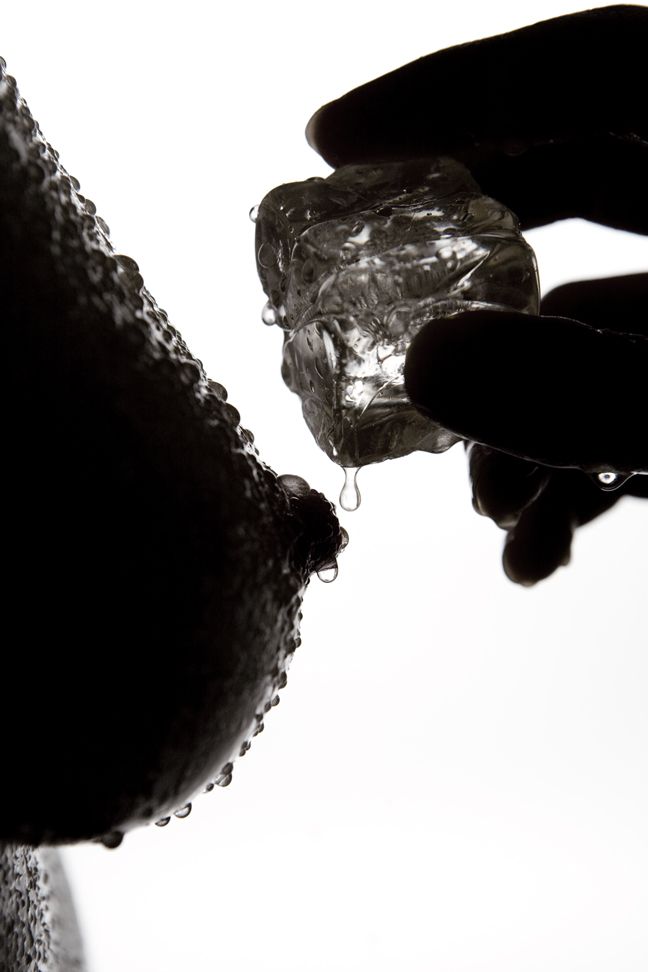 648x972, 40 Kb / грудь, сосок, лёд, арт, эротика, ч/б