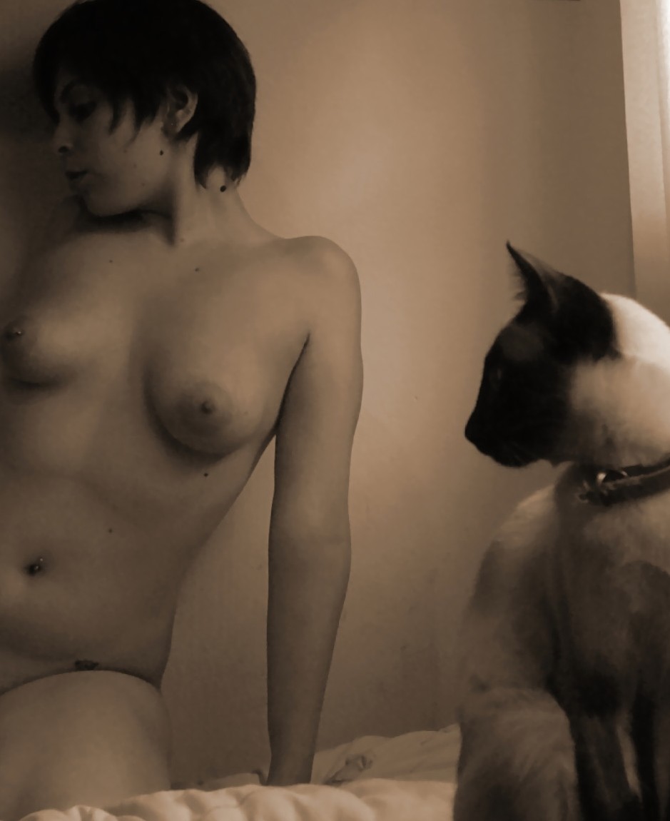 939x1150, 82 Kb / чб, брюнретка, ошейник