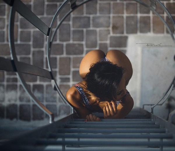 600x515, 30 Kb / попа, сверху, брюнетка, лестница