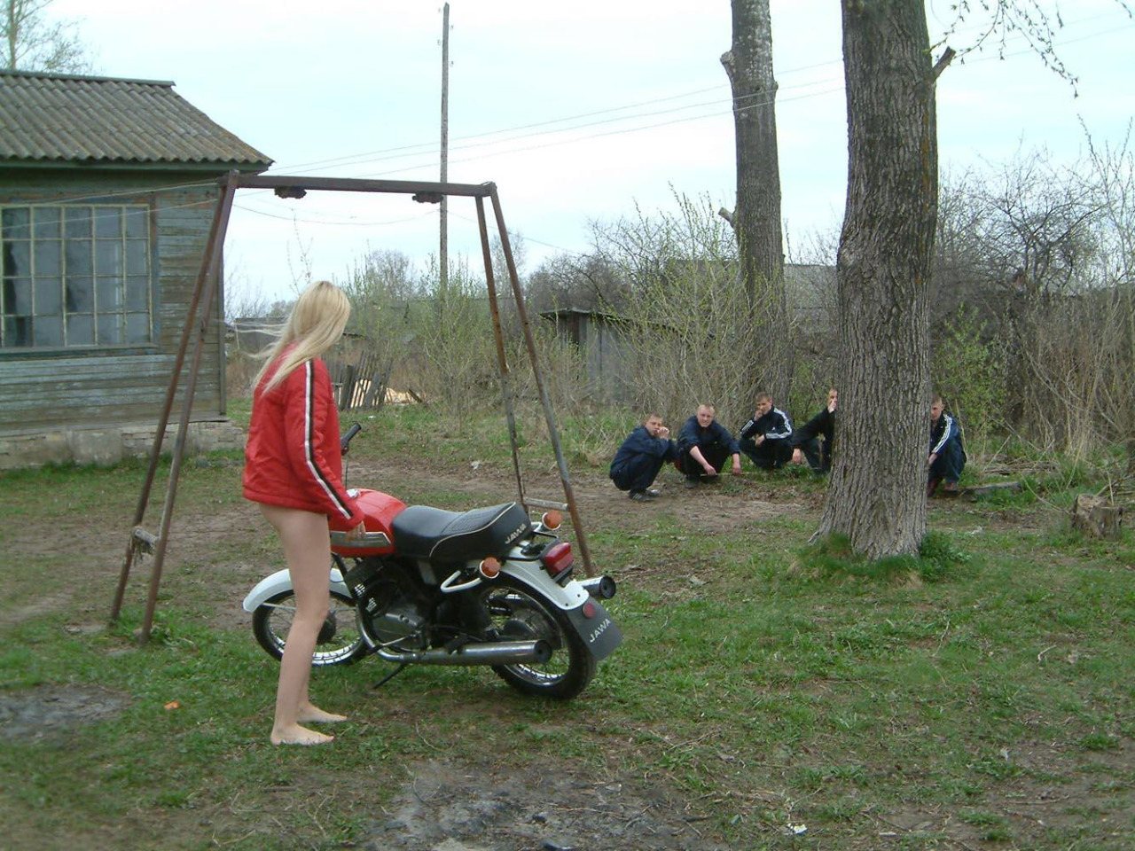 1280x960, 287 Kb / мотоцикл, гопники, качели, блондинка, деревня