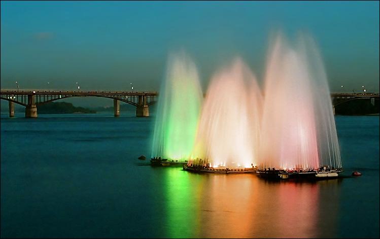 749x471, 28 Kb / Фонтан, Новосибирск, мост, река, Обь