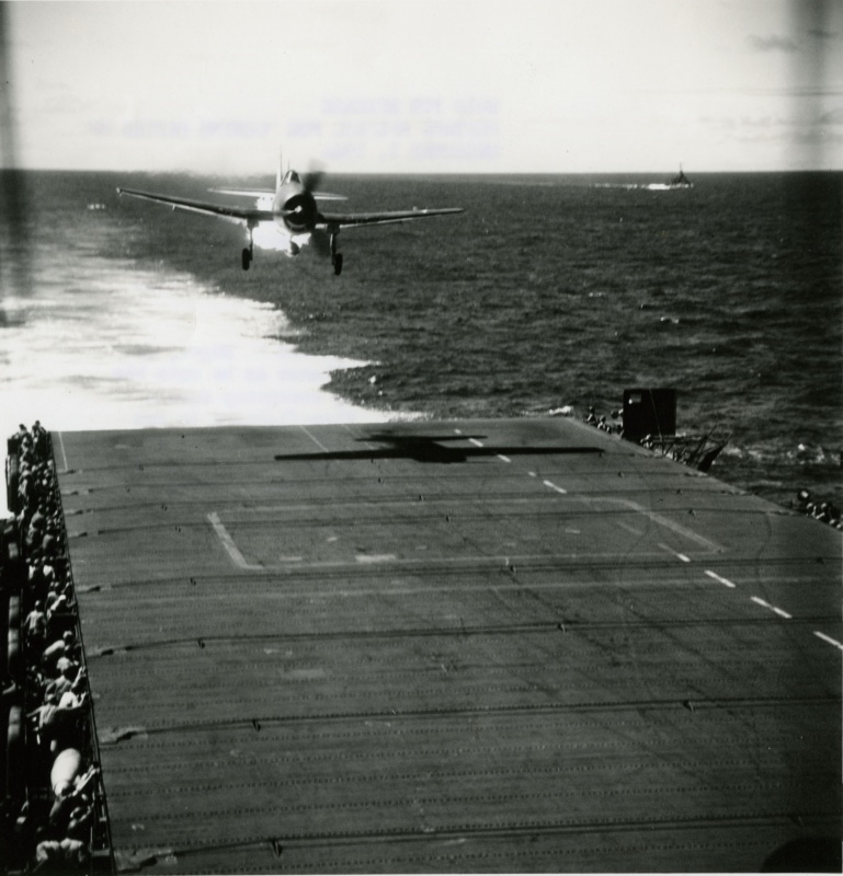 769x800, 166 Kb / авианосец, палуба, самолёт, горит, посадка