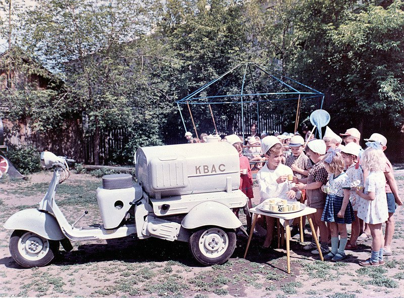 800x591, 204 Kb / квас, мотороллер, дети, детский сад, 1959