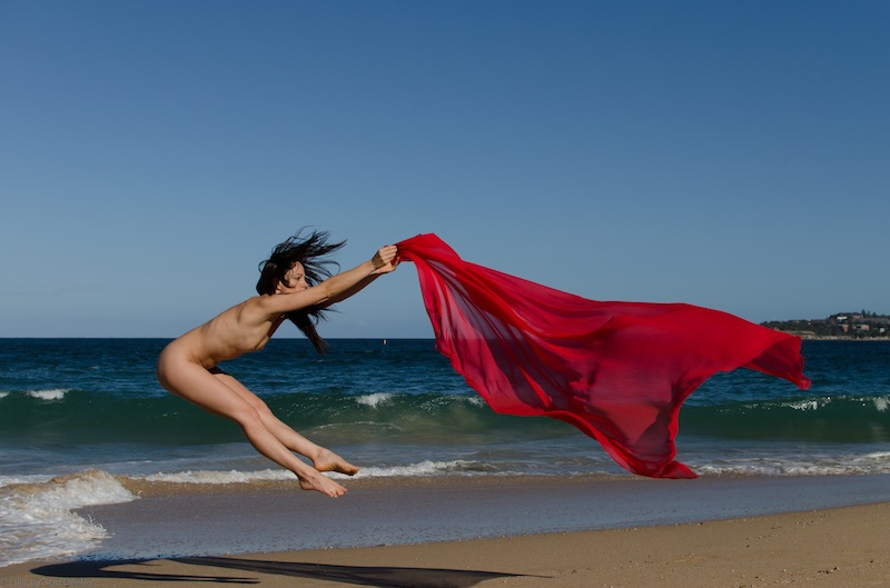 800x529, 84 Kb / море, прыжок, брюнетка, голая, платок, шаль