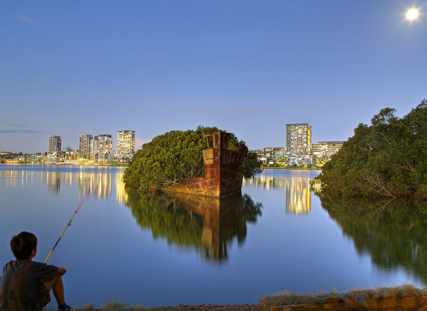 880x642, 94 Kb / рыбак, водоём, город, зелень