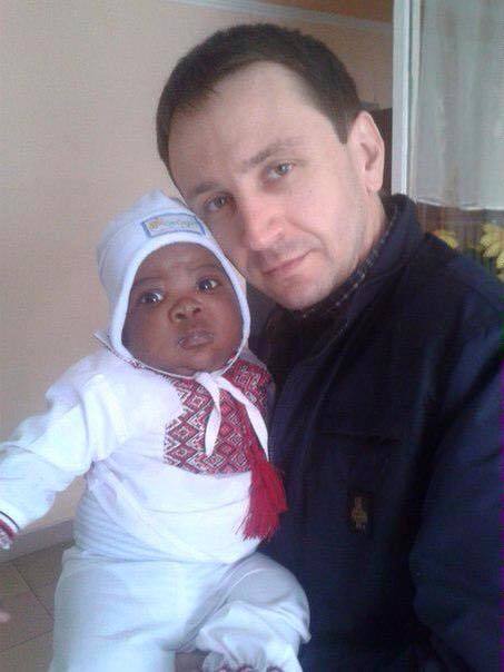 453x604, 28 Kb / счастливый отец, ребёнок, вышиванка