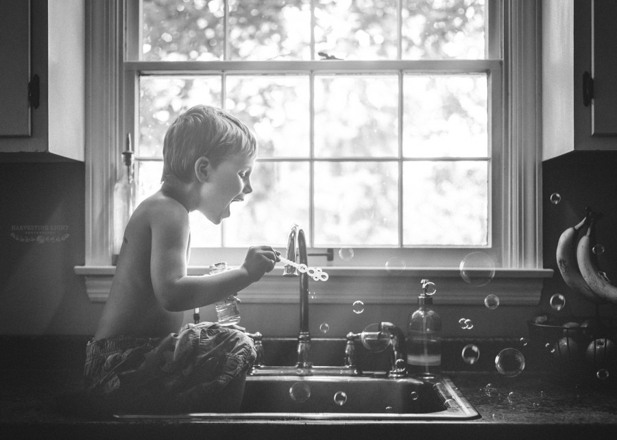 900x642, 108 Kb / пузыри, мыльные, ребенок, мальчик, ч/б