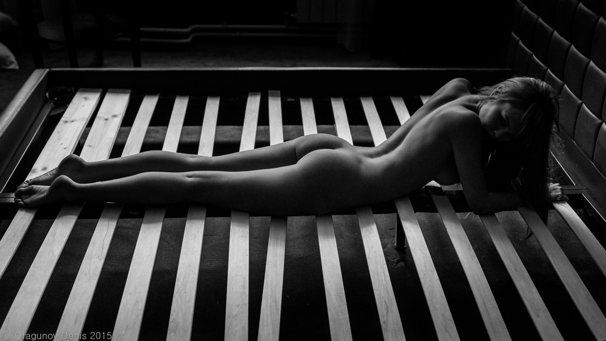 1200x675, 393 Kb / ч/б, голая, лежит, кровать, основание, доски