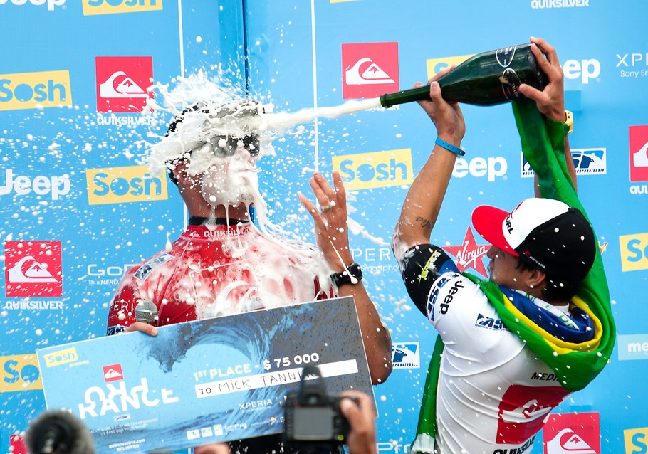 910x638, 194 Kb / победитель, шампанское, брызги