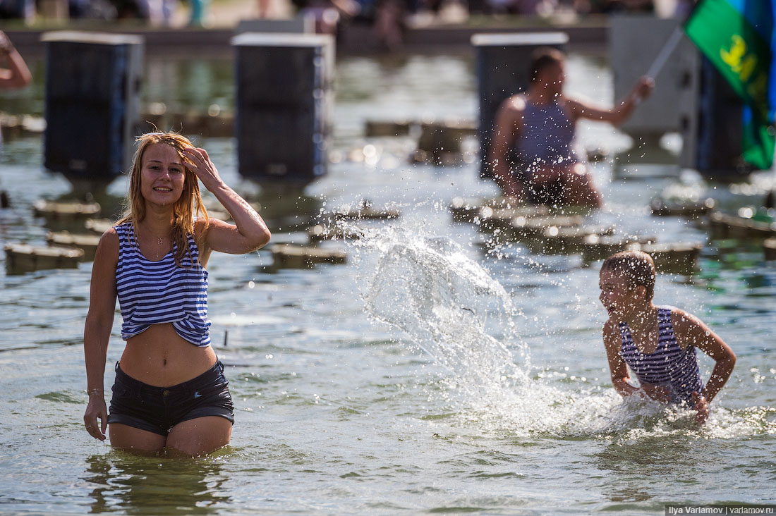 1100x732, 238 Kb / день, тельняшка, ВДВ, фонтан, девушка