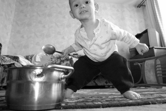 700x466, 69 Kb / ребёнок, ложка, кастрюля, ч/б