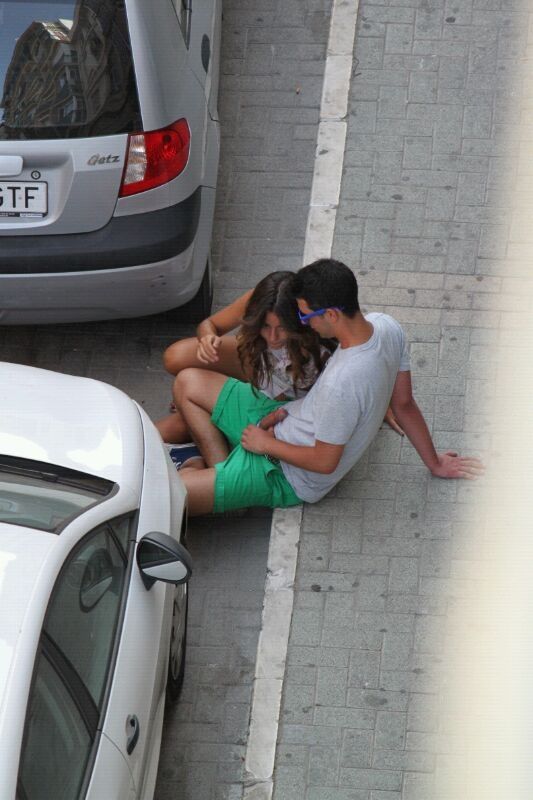 533x800, 64 Kb / пара, член, тротуар,автомобиль