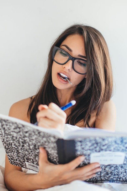 539x810, 72 Kb / брюнетка, очки, журнал, ручка