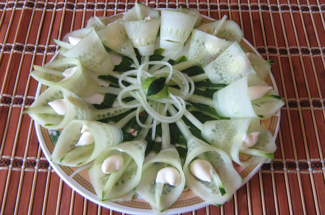 640x425, 110 Kb / Огурцы, лук, тарелка, цветы, тюльпаны, сервировка, майонез