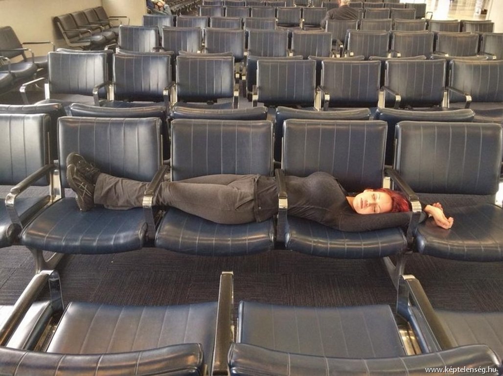 1028x768, 135 Kb / девушка, лежит, кресла, зал, ожидания, подлокотники, бьянка