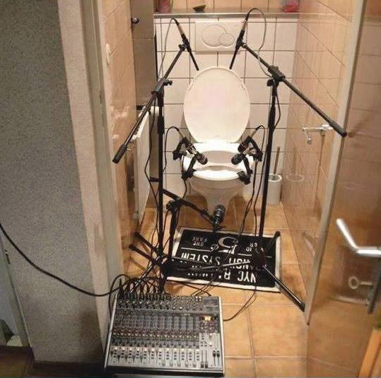 539x535, 108 Kb / студия, микрофоны, туалет, пульт