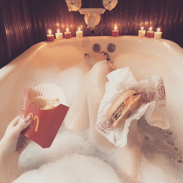 640x640, 77 Kb / гамбургер, фри, ванна, свечи