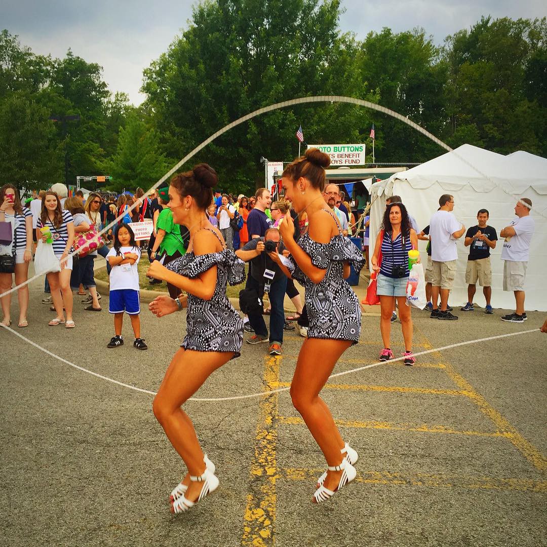 1080x1080, 346 Kb / скакалка, близняшки, сестры, девушки