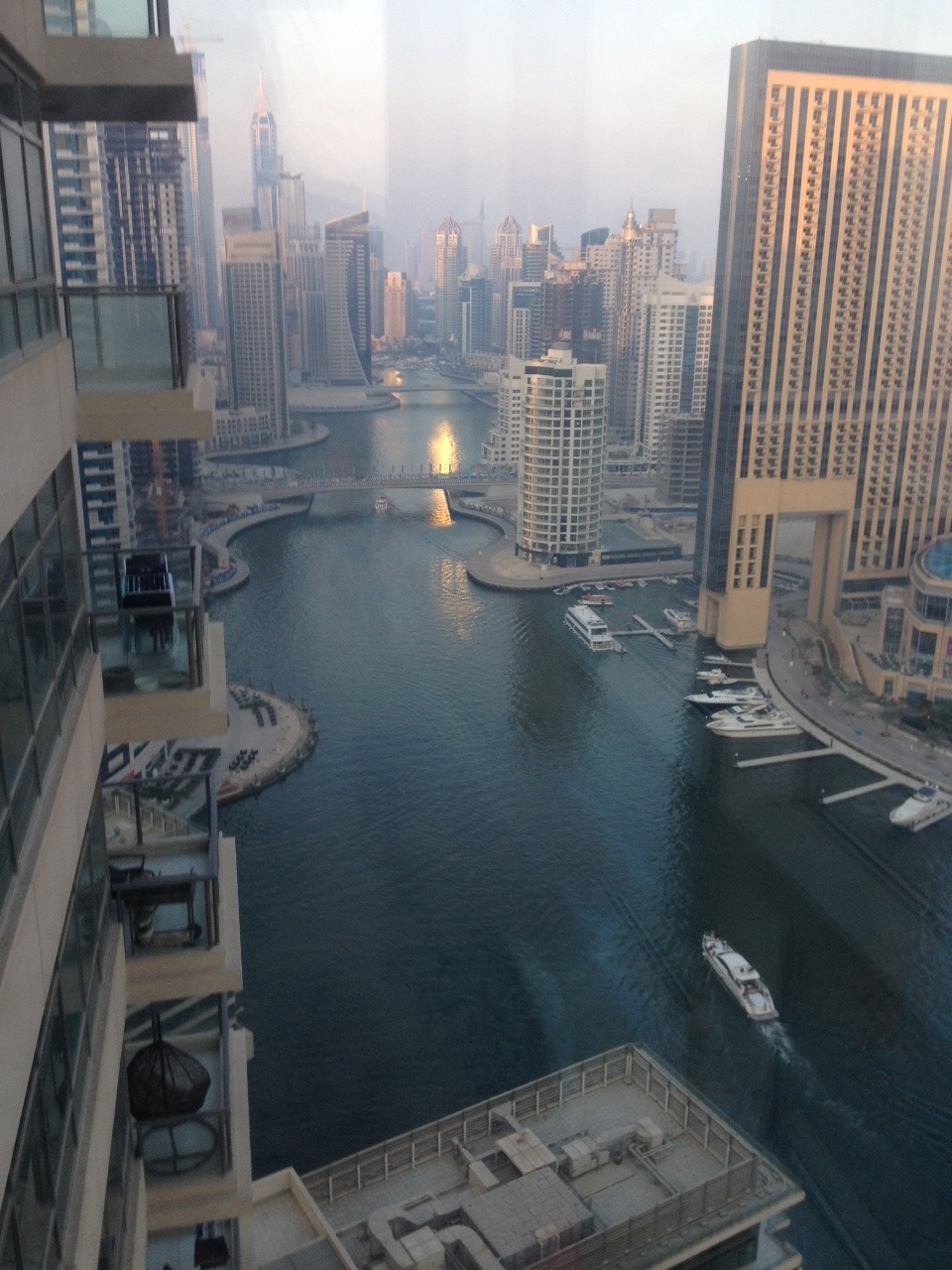 960x1280, 301 Kb / небоскребы, канал, причал, яхта