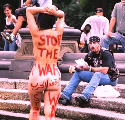 500x477, 51 Kb / девушка, ступеньки, протест, надпись, stop the war