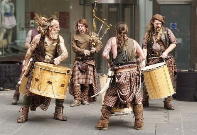 684x470, 124 Kb / ВИА Джигурда, шотландцы, барабан, юбки, волынки