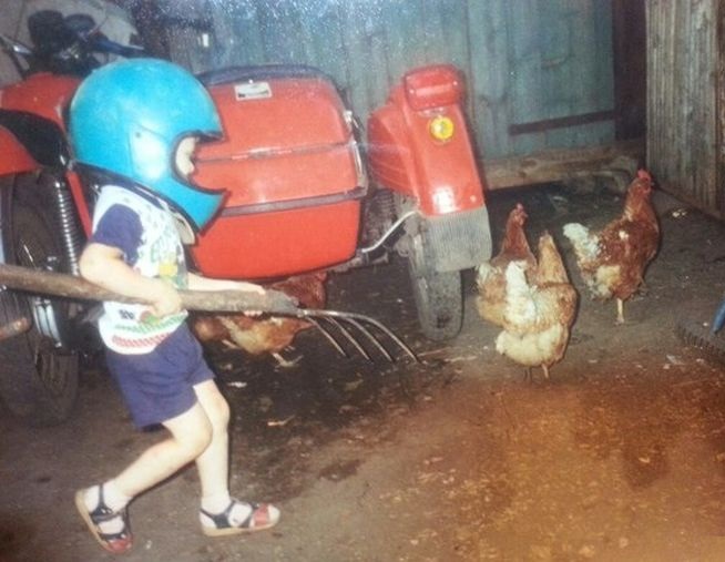 654x507, 87 Kb / Куры, вилы, шлем, ребёнок, люлька, мотоцикл