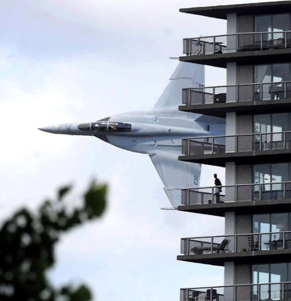 581x600, 42 Kb / Самолёт, здание, балконы, человек