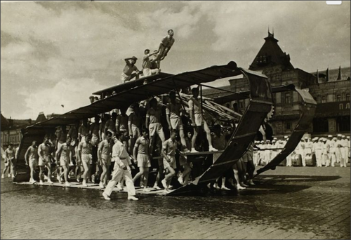 500x342, 276 Kb / москва, парад, физкультурники, танк