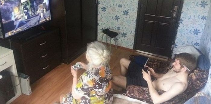 700x346, 44 Kb / бабуля, внук, приставочники