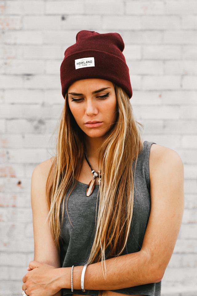 640x960, 74 Kb / шапка, кулон, браслет, блондинка