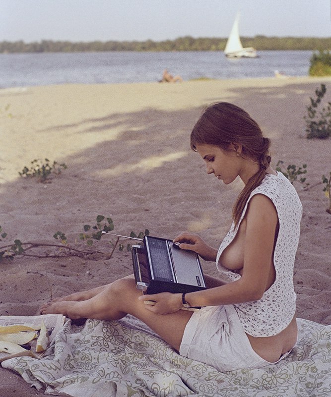 667x801, 131 Kb / песок, пляж, водоём, парус, одинокий, приёмник, VEF