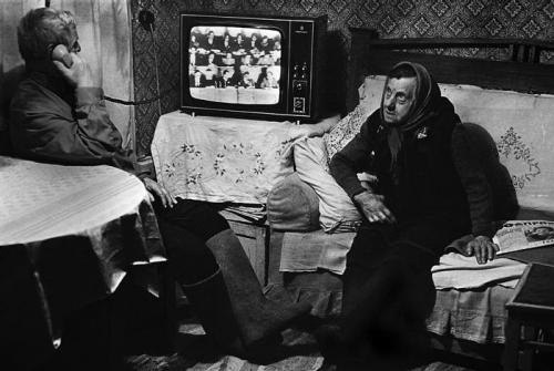 500x335, 28 Kb / Ч/Б, дед, бабка, телевизор, телефон