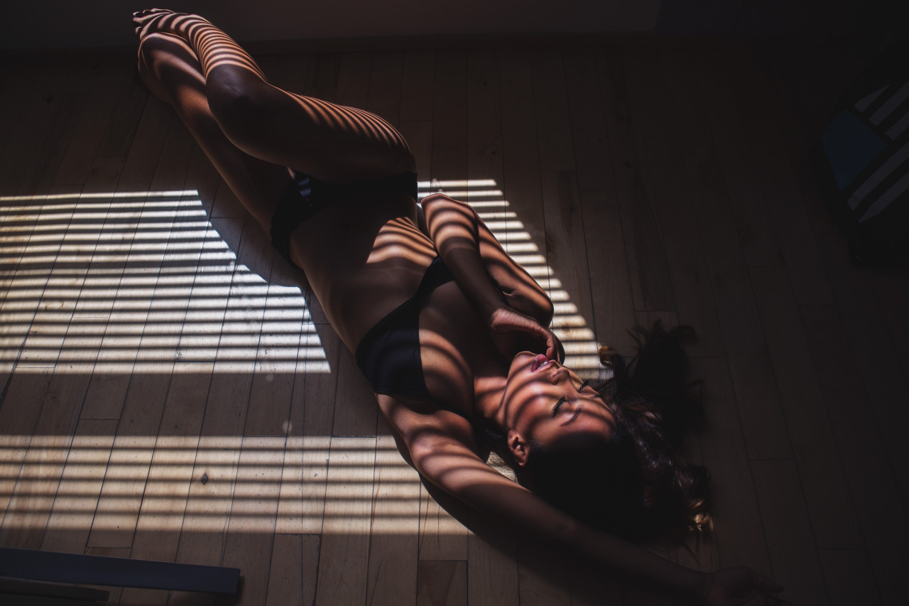 1280x853, 193 Kb / жалюзи, полоски, свет, мулатка, бикини, брюнетка