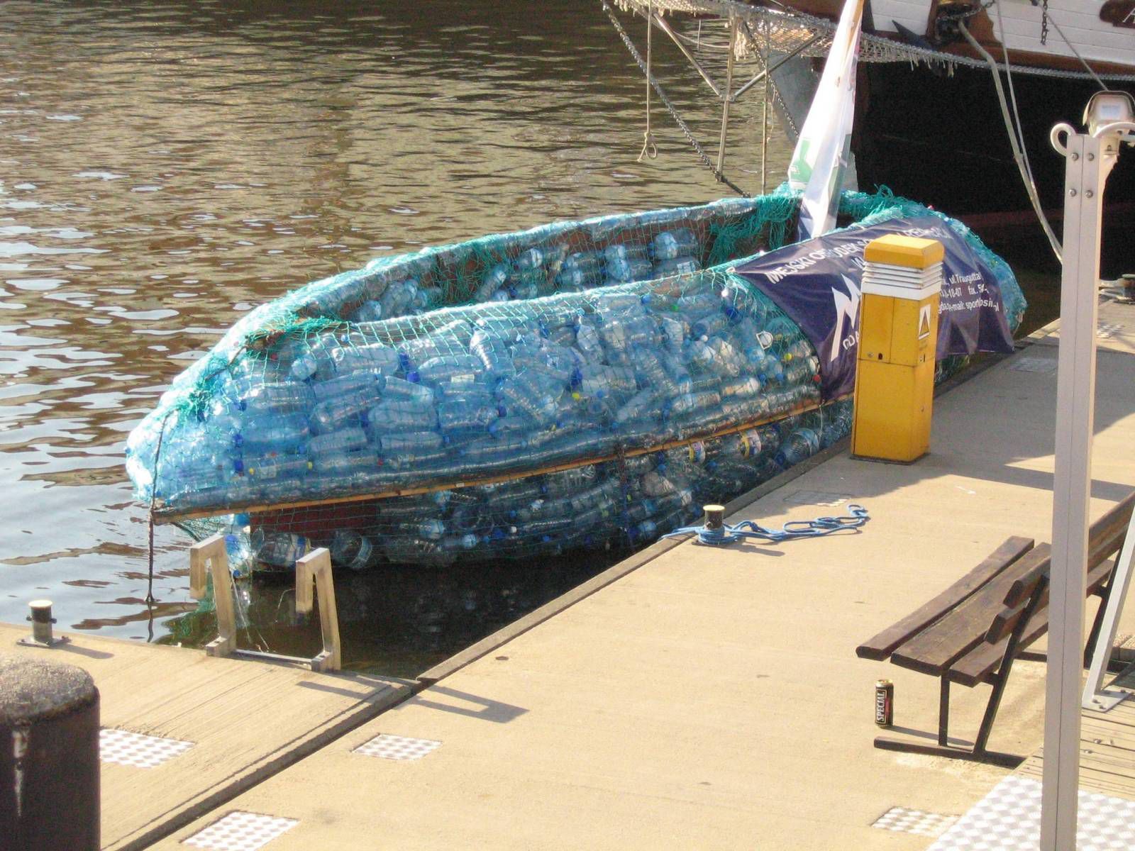 1600x1200, 315 Kb / Лодка, бутылки, сетка, пластик