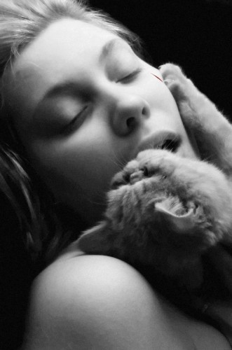 331x500, 40 Kb / блондинка, кот, царапина, ч/б