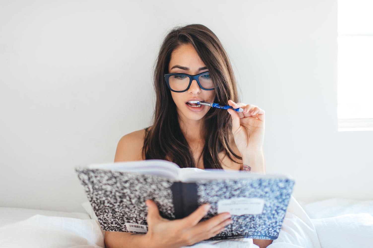 1503x1000, 114 Kb / рот, ручка, книга, очки, тату, роза, губы