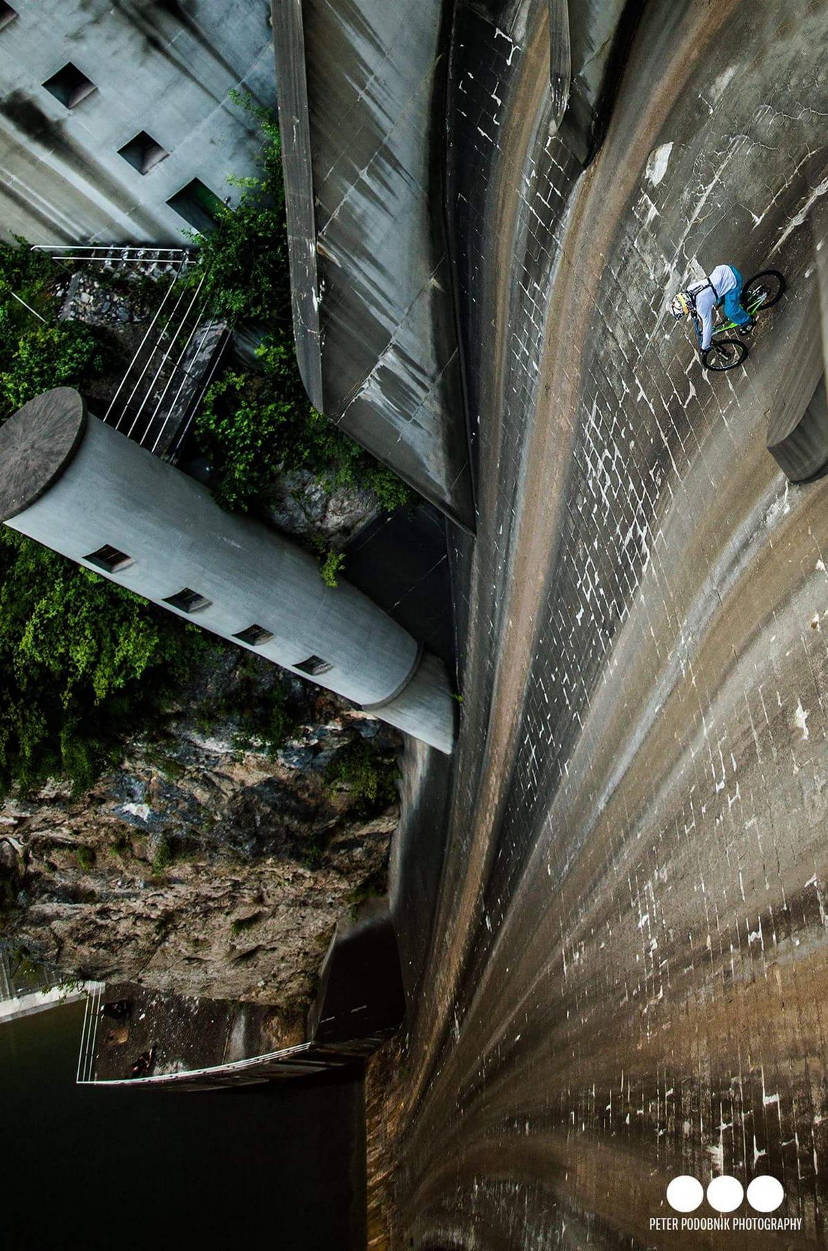 1200x1812, 398 Kb / Экстремал, гэс, спуск, велик, велосипедист, идиот