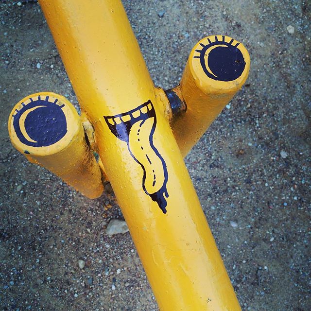 640x640, 96 Kb / граффити, стритарт, качели, язык