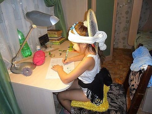 492x369, 44 Kb / стол, ракетка, ребенок