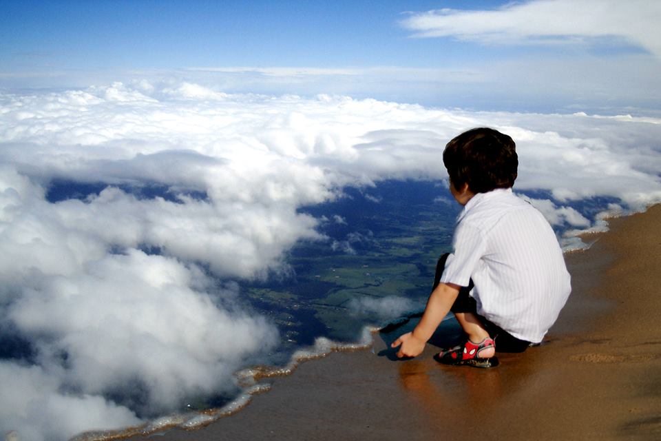 960x640, 61 Kb / мальчик, песок, пляж, облака, Земля