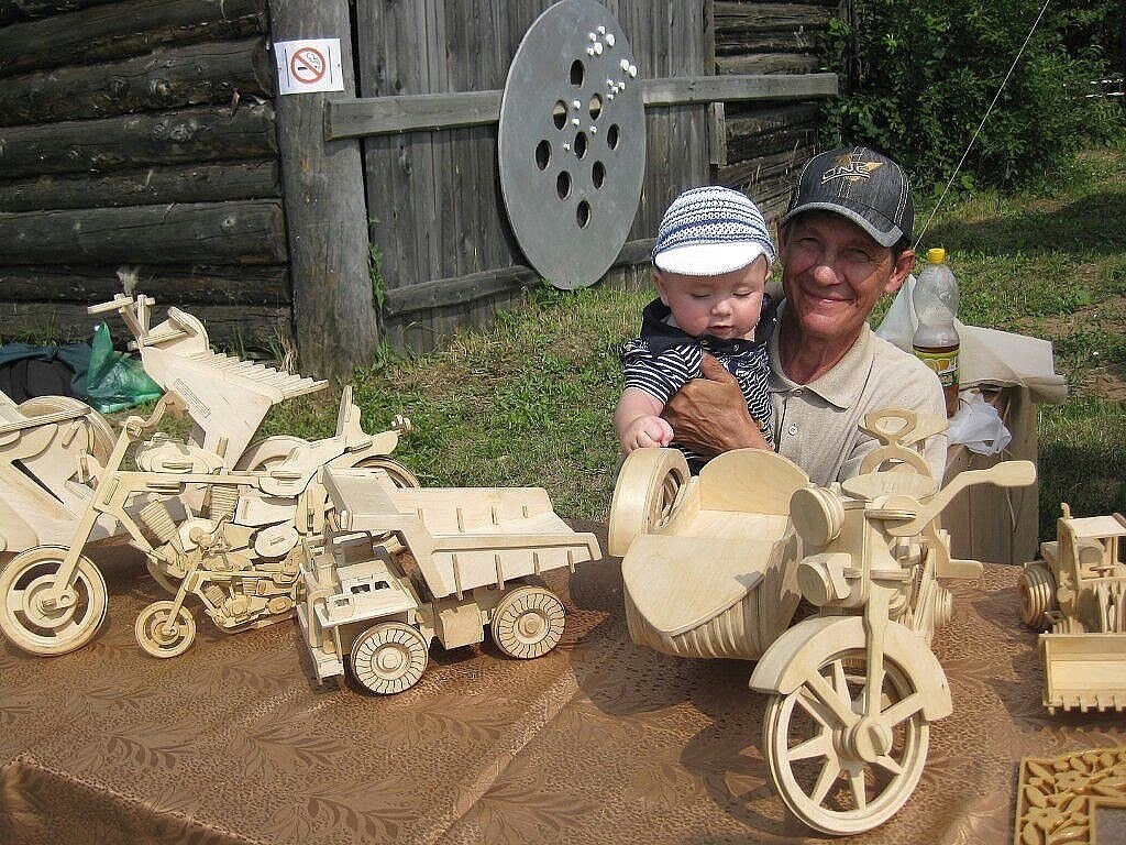 1024x768, 230 Kb / Игрушки, фанера, деревня, белаз