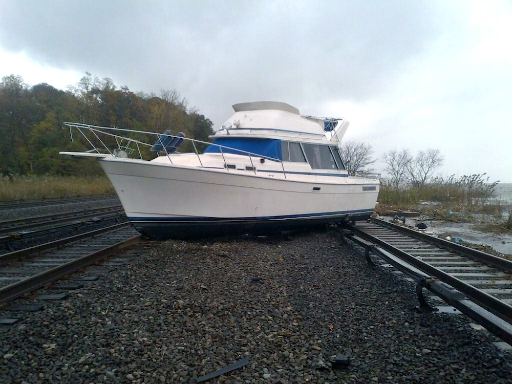 1000x750, 233 Kb / Катер, рельсы