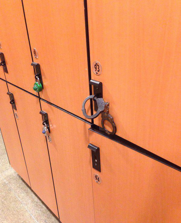 600x739, 89 Kb / Кабинка , наручники