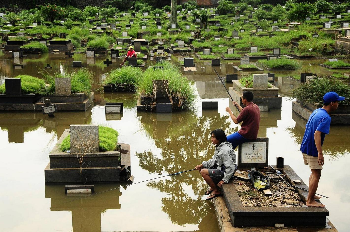 1422x945, 302 Kb / Кладбище, наводнение, рыбалка