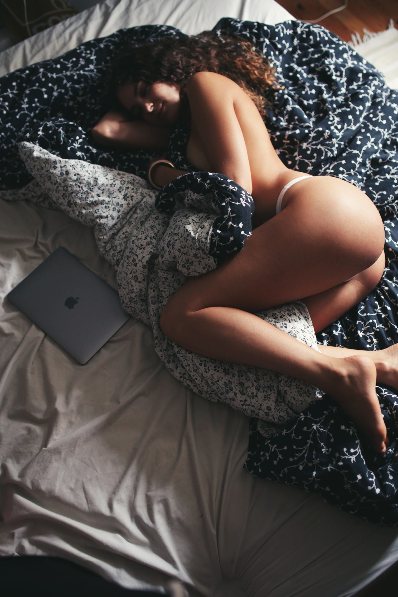 1280x1920, 372 Kb / постель, браслет, кучерявая,  ноутбук, попа, топлесс