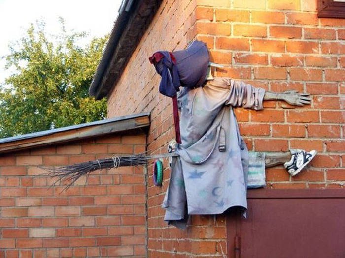 700x525, 84 Kb / Ведьма, угол, врезалась