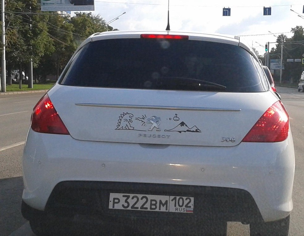 982x763, 122 Kb / Пежо, белый, дорога, годзилла